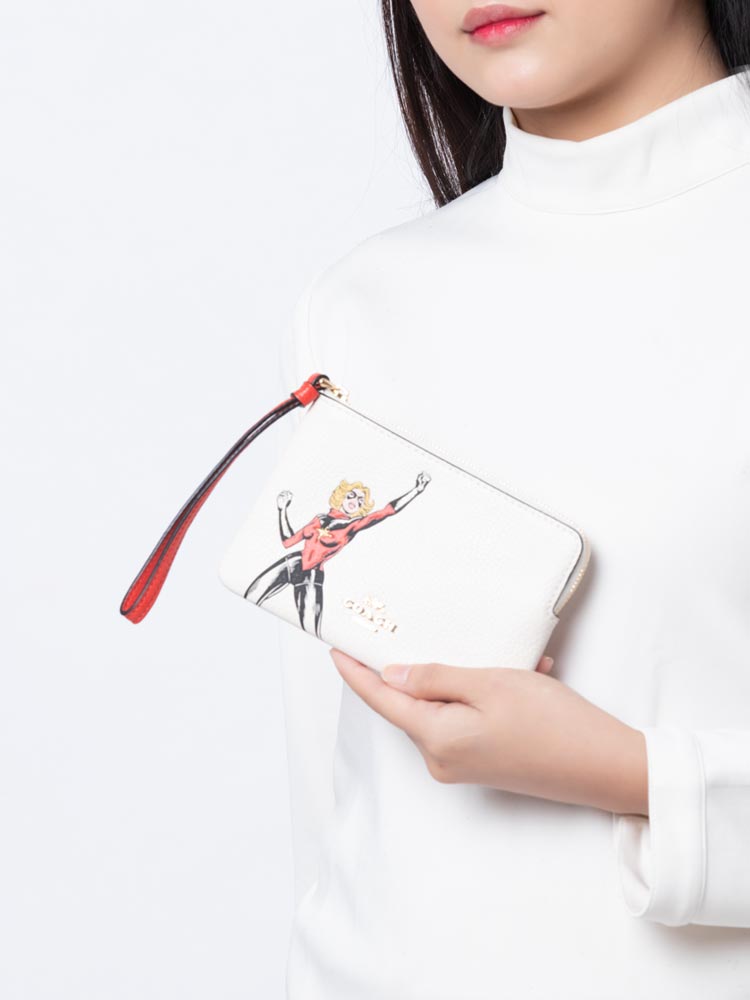 3586 X Marvel With Carol Danvers Small Wristlet Chalk Multi