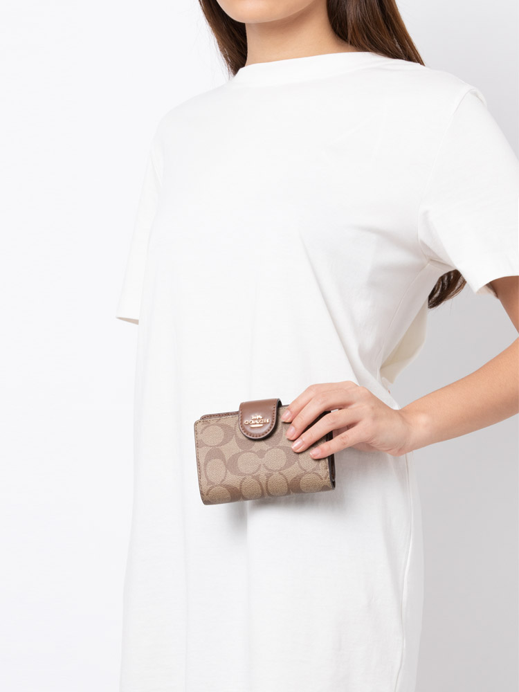 C0082 Signature Medium Corner Zip Wallet Khaki Saddle