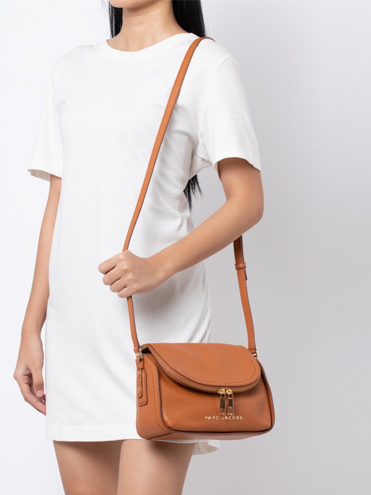 M0016932-240 Groove Mini Messenger Smoked Almond