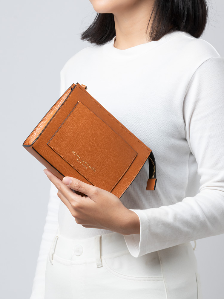 S202L01PF22 The Grind Leather Cosmetic Bag Smoked Almond