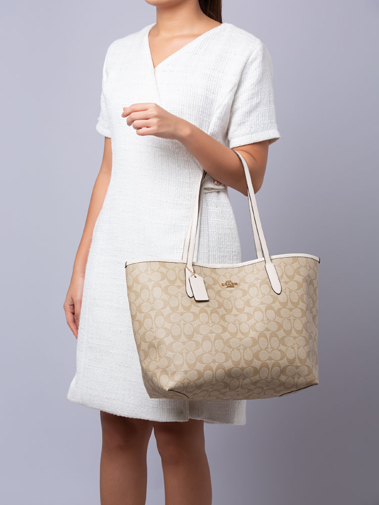 5696 Signature Open City Tote Light Khaki Chalk