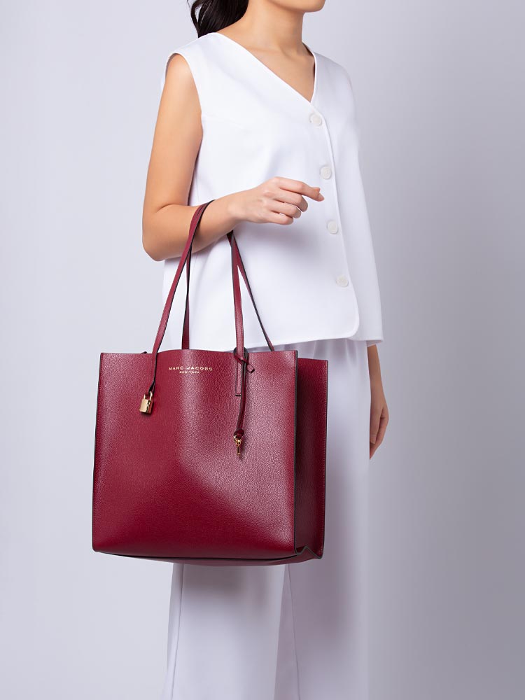 M0015684 The Grind East West Leather Tote Pomegranate