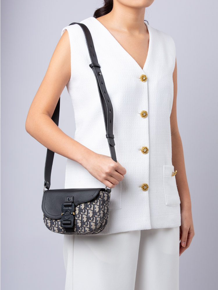 Grained Calfskin Oblique Saddle Mini Messenger Black