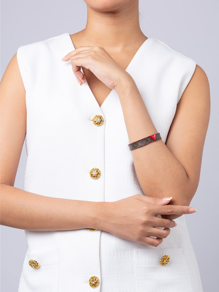 Monogram Essential V Bracelet Rouge