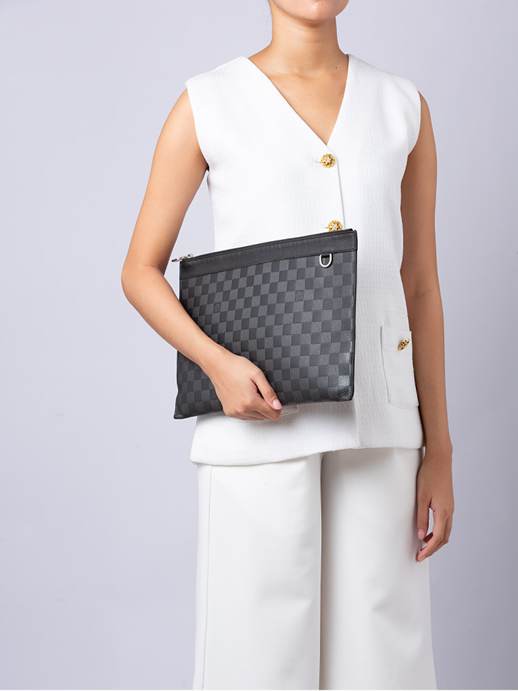 Damier Infini Discovery Pochette GM Onyx