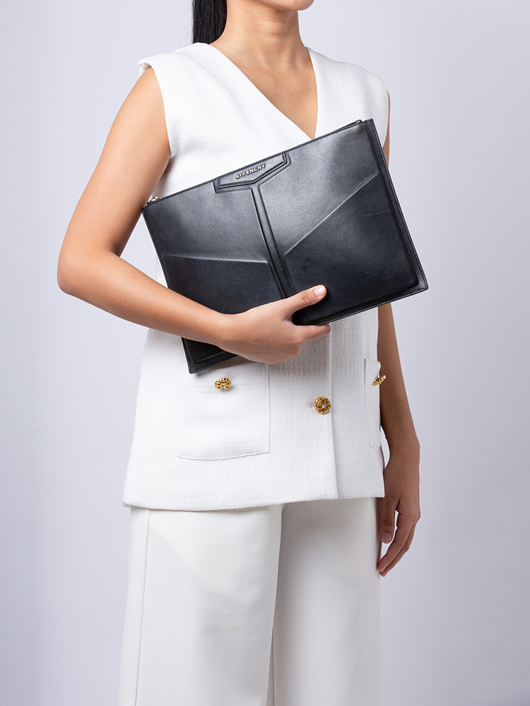 Calfskin Antigona Large Pouch Black