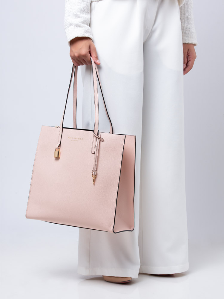 M0015684 The Grind East West Leather Tote Peach Whip