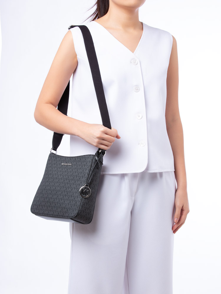 Signature Jet Set Travel Small Messenger Black
