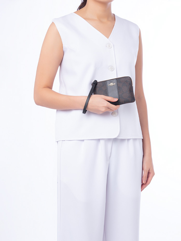 CS602 Signature Corner Zip Wristlet Brown Black