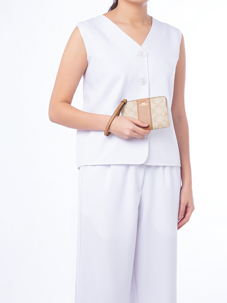 CS602 Signature Corner Zip Wristlet Light Khaki Light Saddle