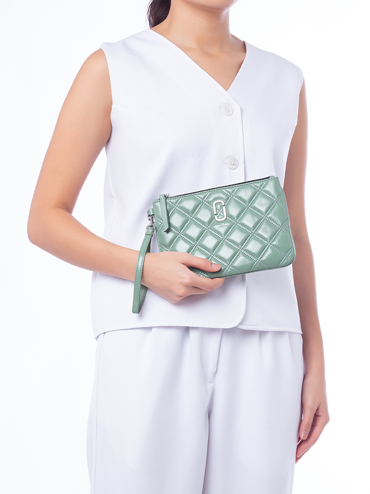 M0016541 The Quilted Softshot Wrist Pouch Muscat