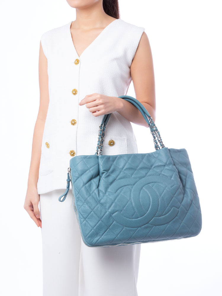 Caviar Expandable Zip Shoulder Bag Blue