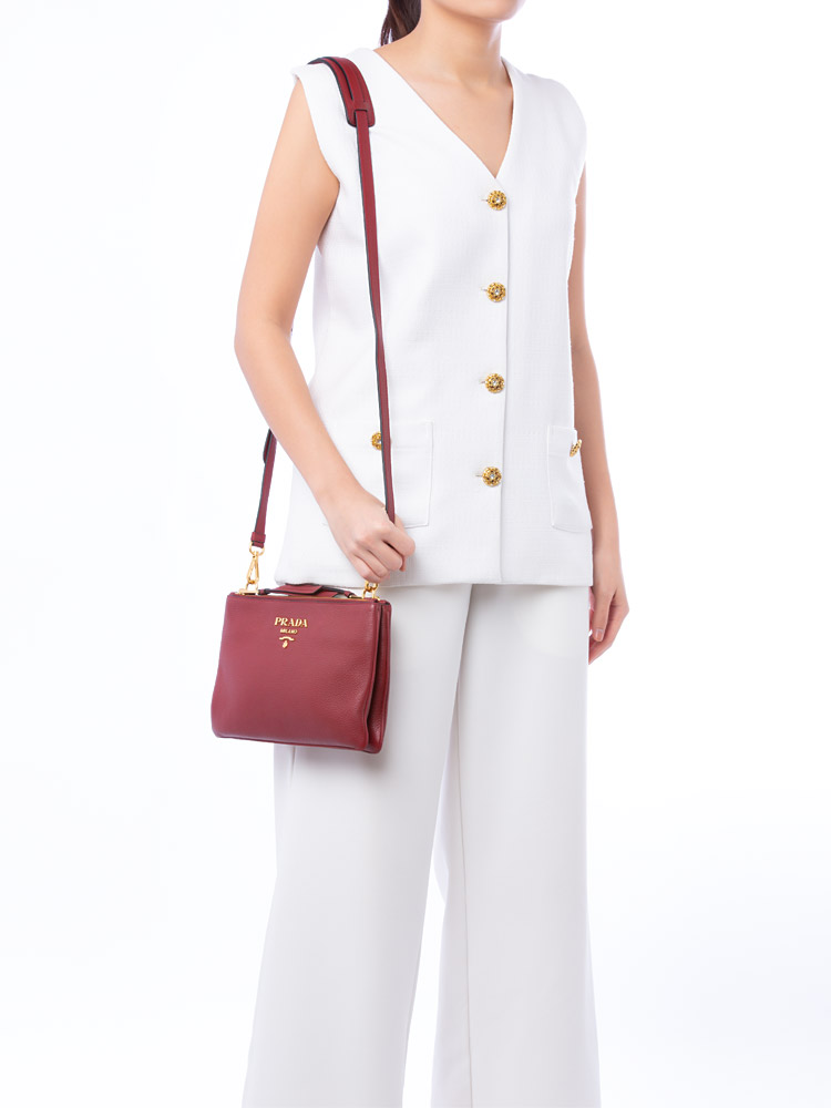 1BH046 Vitello Phenix Double Zip Crossbody Rubino