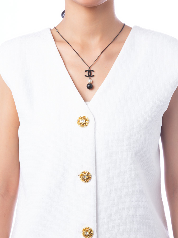 CC Drop Pearl Necklace Black