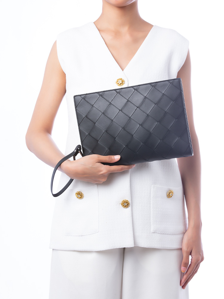 Maxi Intrecciato Wrist Pouch Black