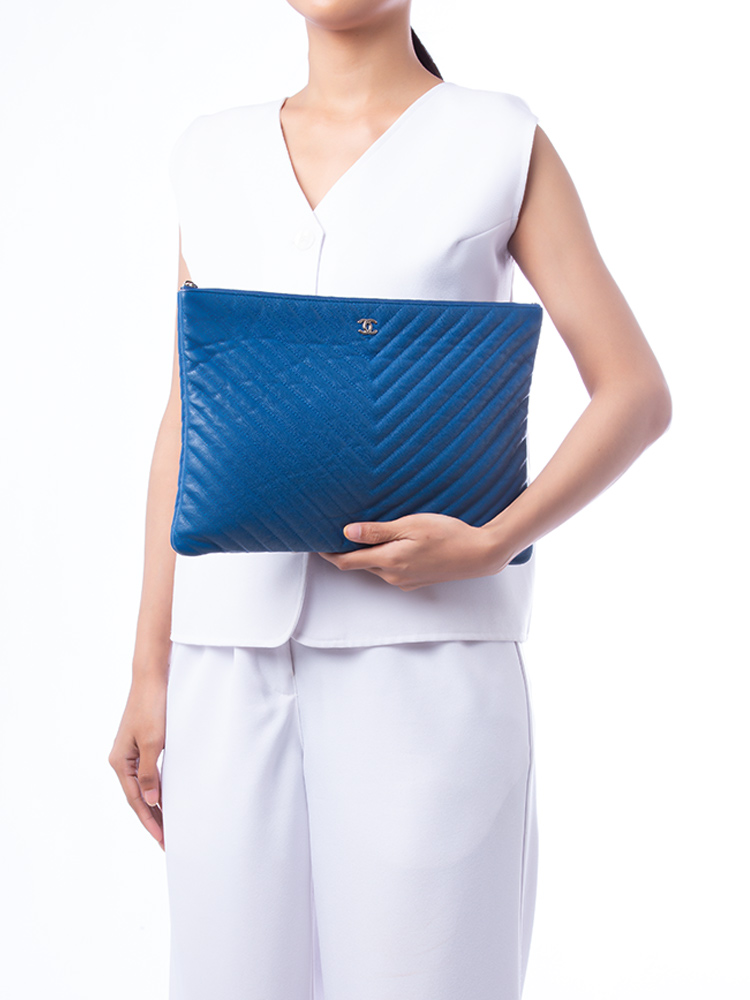 Caviar Chevron O Case Large Pouch Blue