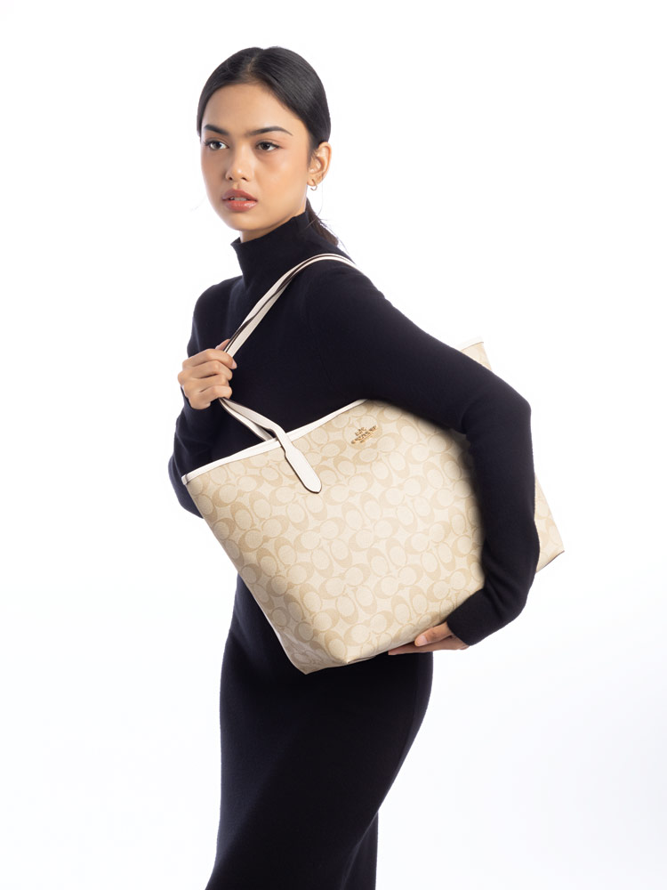 5696 Signature Open City Tote Light Khaki Chalk Gold