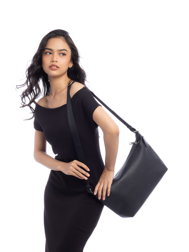 CAJ70 Finn Crossbody Black