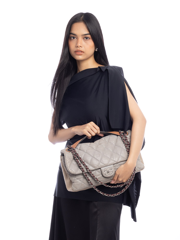 Iridescent Calfskin Jumbo In The Mix Flap Shoulder Bag Grey