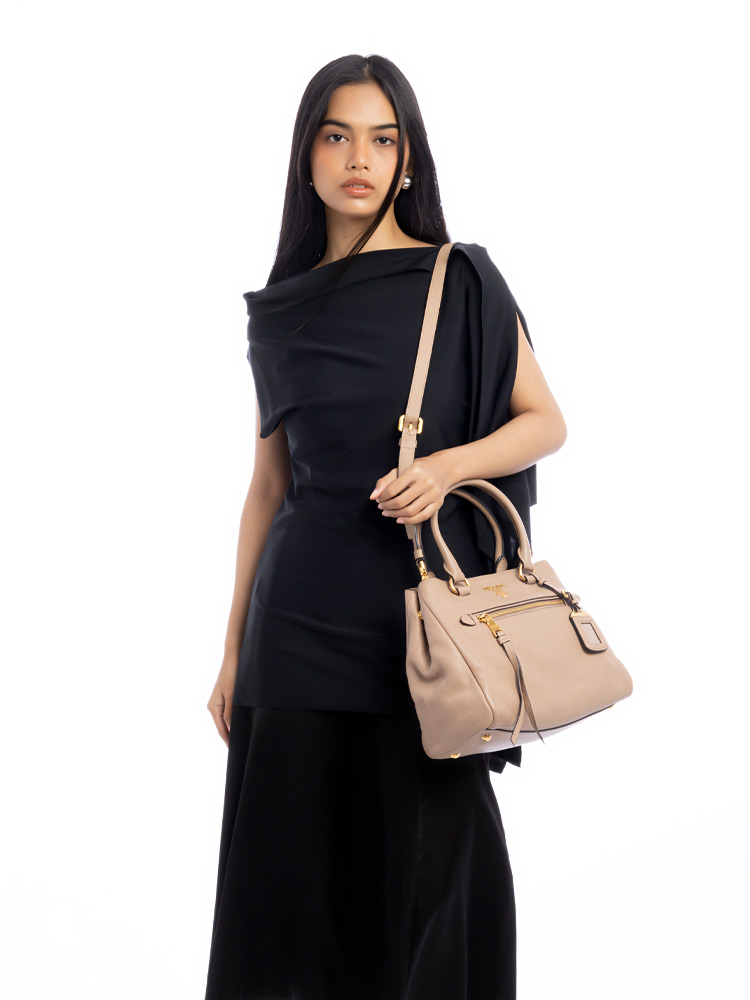 1BG044 Vitello Phenix Tote Cammeo