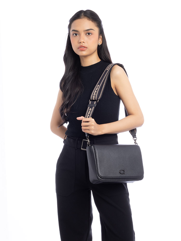 CJ843 Crossgrain Leather Messenger with Signature Interior Black