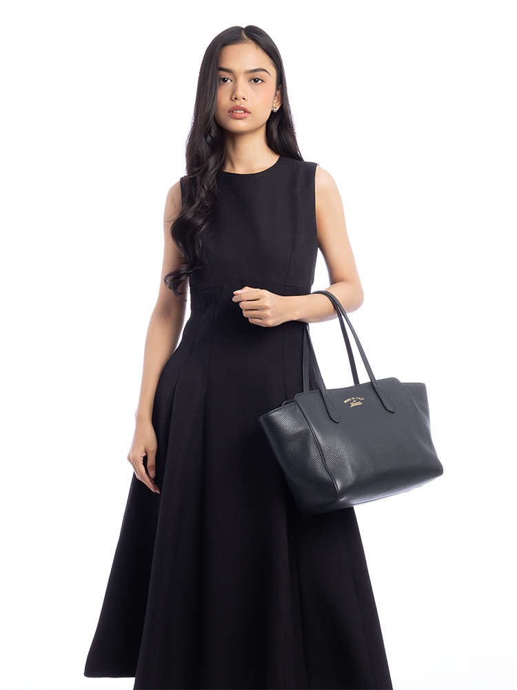 Pebbled Calfskin Swing Small Tote Nero
