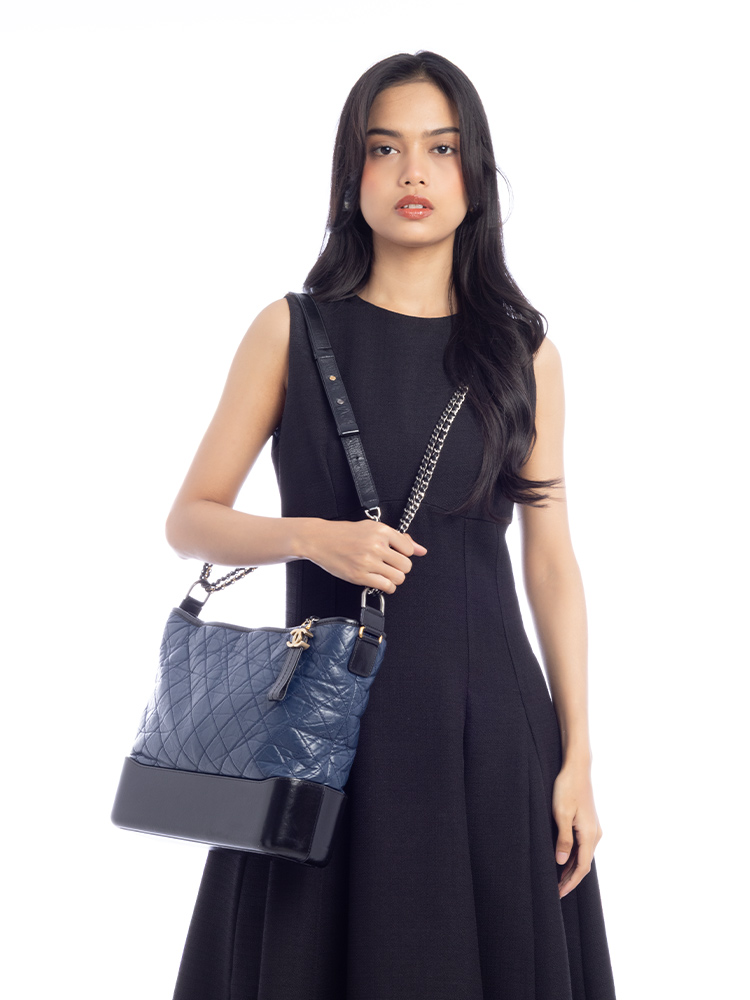 Aged Calfskin Gabrielle Large Hobo Black Navy