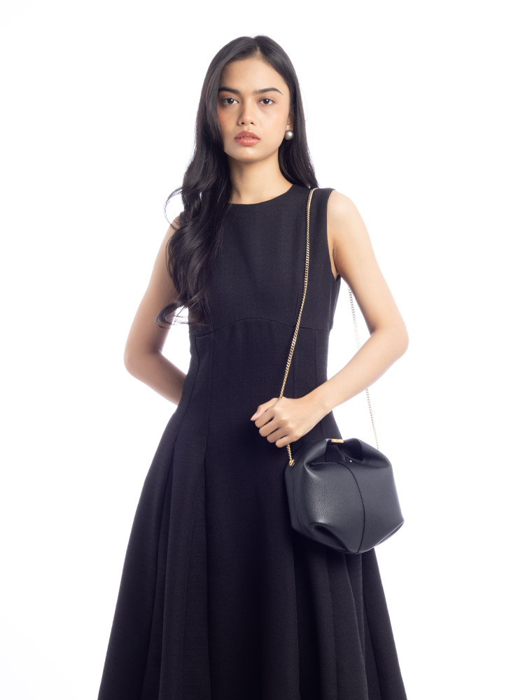 Textured Calfskin Beri With Chain Black