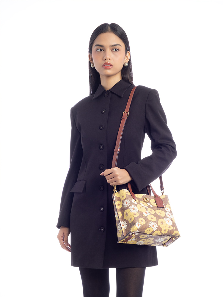 C9721 Signature Willow 24 Floral Tote Tan Rust Multi