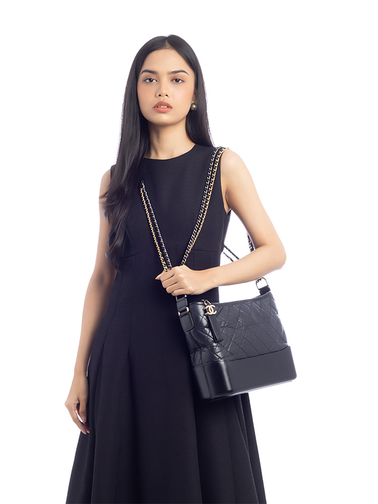 Aged Calfskin Gabrielle Medium Hobo Black