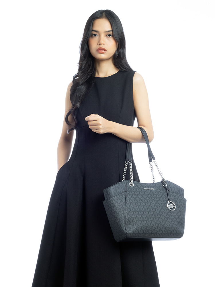 Signature Jet Set Travel Large Chain Shoulder Tote Black