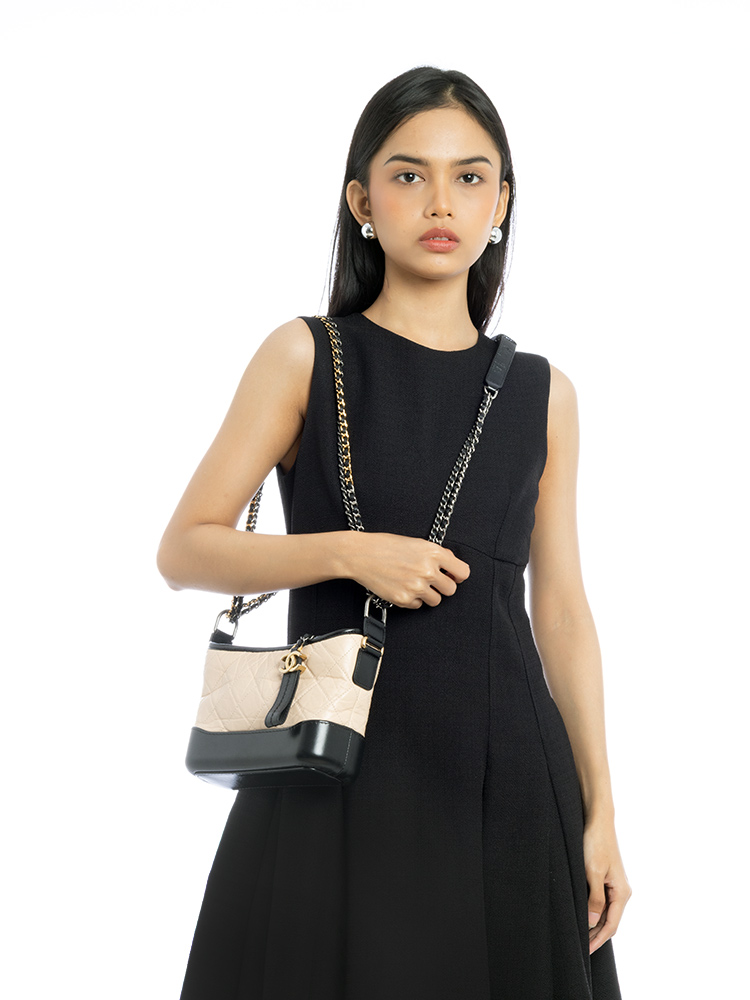 Aged Calfskin Gabrielle Small Hobo Beige Black