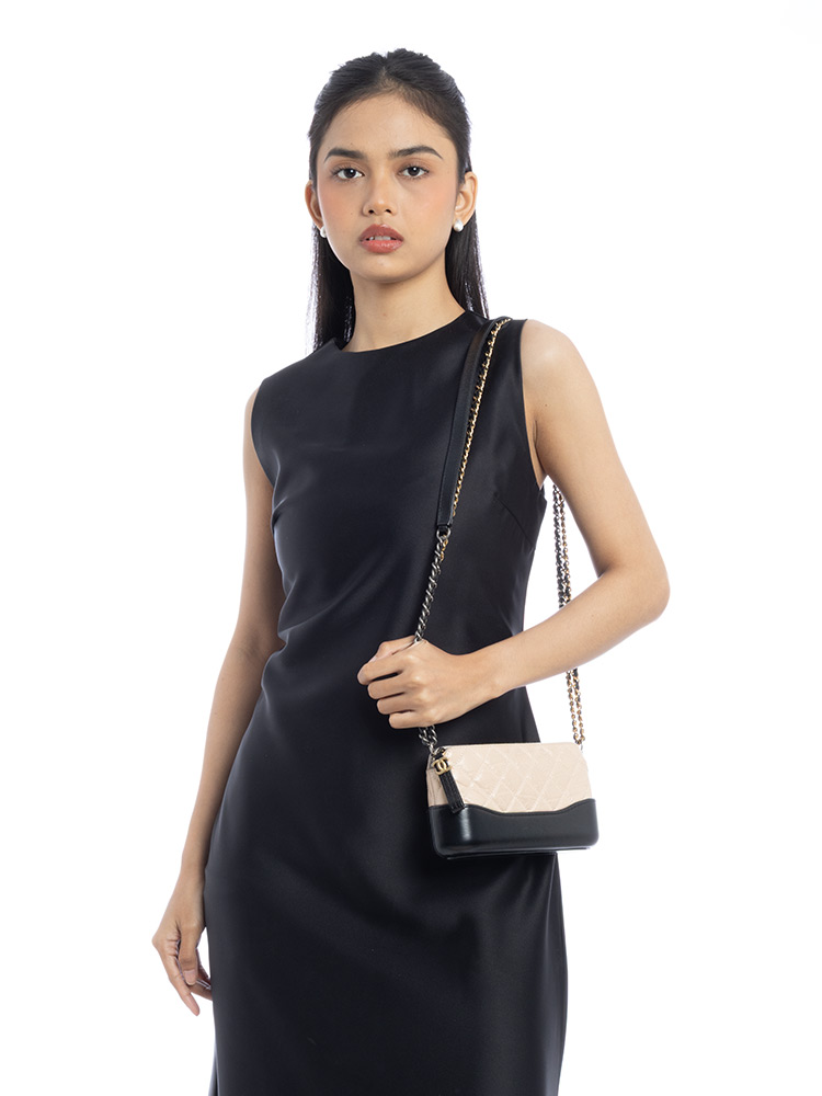 Aged Calfskin Small Gabrielle Chain Clutch Beige Black
