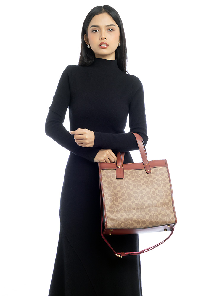 C0776 Signature Horse And Carriage Field Tote Tan Rust