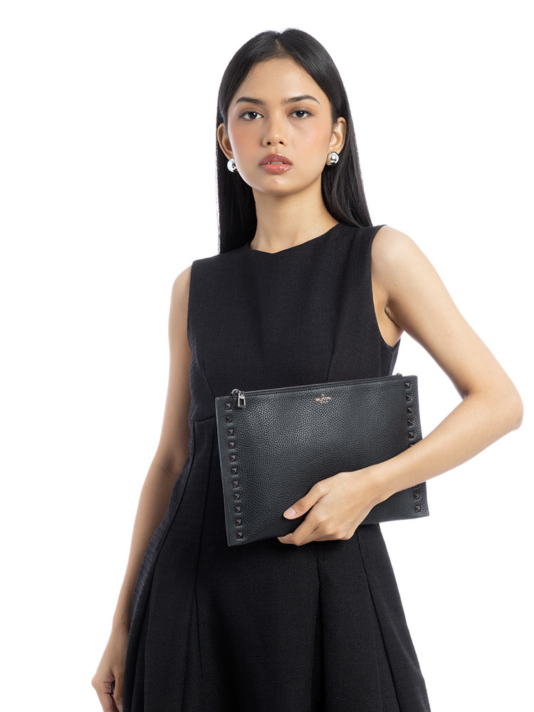 Pebbled Calfskin Rockstud Large Flat Pouch Black