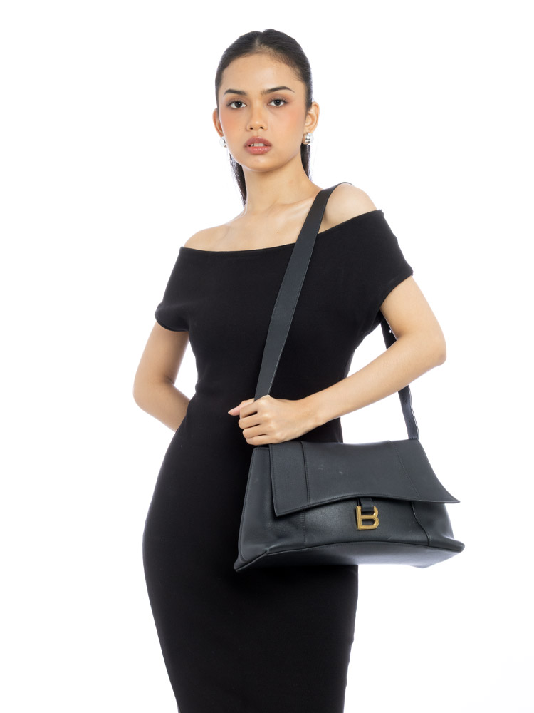 Calfskin Downtown Medium Shoulder Bag Black