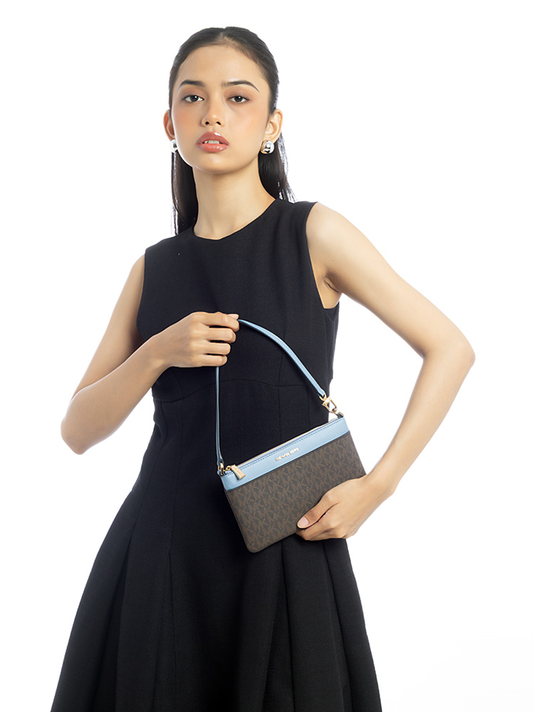 Signature Jet Set Medium Wristlet Chambray