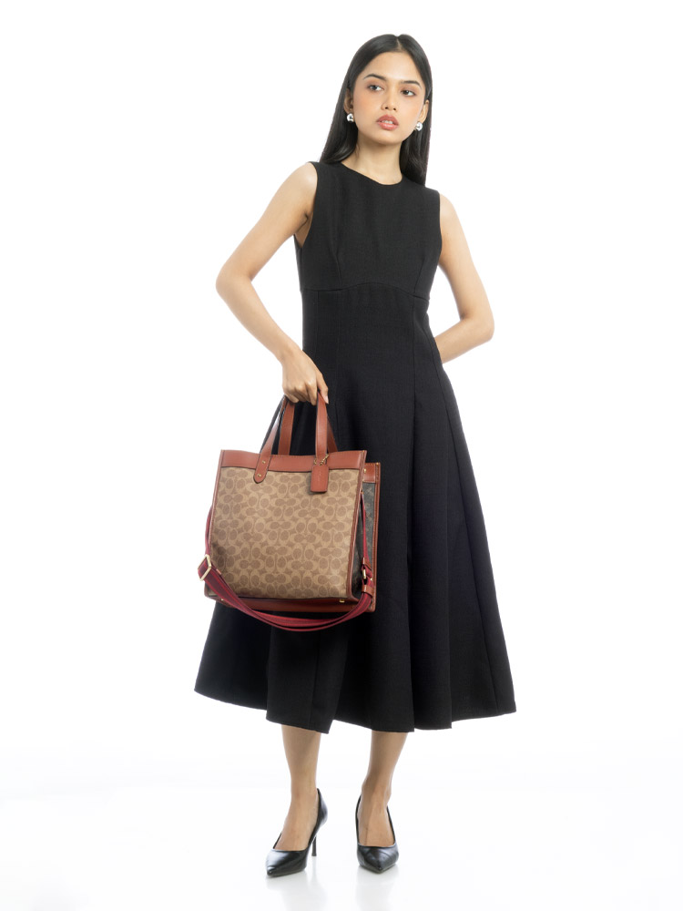 C0776 Signature Horse And Carriage Field Tote Tan Rust